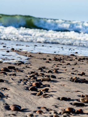 kumlu sahilde dalgalar deniz