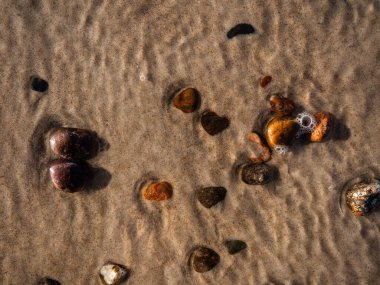 Kumsaldaki deniz taşları, yakın - yakın, makro görünüm, boşluk kopyala