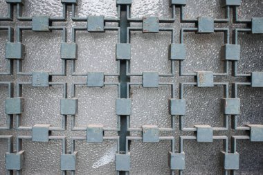 Çelik haç dokusu ve şehirde cam duvar