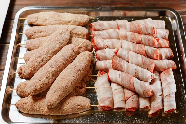 Υπάρχει Ένα Πιάτο Ωμό Μπάρμπεκιου Κρέας Τρώγεται Όταν Τηγανιστεί Είναι — Φωτογραφία Αρχείου