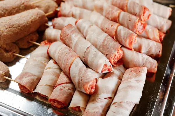 Υπάρχουν Πολλά Ψωμάκια Στο Ασημένιο Πιάτο Κρέας Τρώγεται Όταν Τηγανιστεί — Φωτογραφία Αρχείου