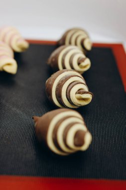 Fırıncı restoran için bir sürü kruvasan yaptı. Masada onlardan bir sürü var..