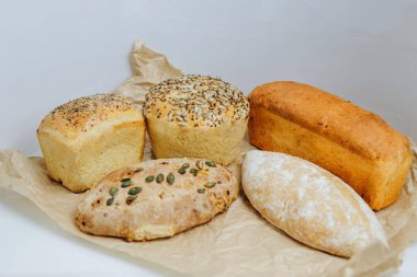 Fırıncı birisi için bir sürü ekmek pişirdi. Uzun ve kısa ekmek, oval ve kare ekmekler var. Lezzetli ve lezzetli görünüyorlar..