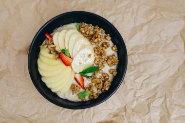 Aşçı ziyaretçiler için yeni bir nükteli yemek hazırladı. Lezzetli ve lezzetli görünüyor. Birkaç çilek, muz ve fındık var..