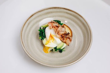 Muhteşem şef kafeye yeni bir yemek yaptı ve onu sunmaya hazır. Pastırma, soğan, biraz yeşil, salatalık ve sos var. Lezzetli ve lezzetli görünüyor..