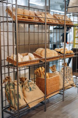 Ekmek ürünlerinin depolandığı bir yer var. Bir sürü baget, kruvasan ve ekmek görebiliriz. Lezzetli ve lezzetli görünüyorlar..