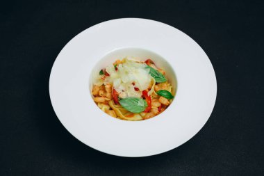 Şef öğleden sonra ziyaretçiler için bir yemek yaptı. Biraz sarımsak, peynir, spagetti, bir dilim domates, biraz da yeşil var. Harika ve harika görünüyor..