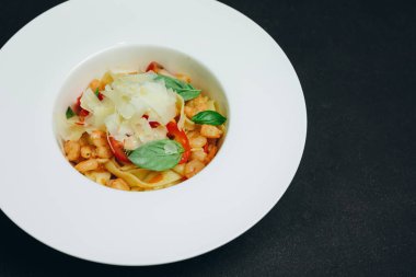 Harika aşçı öğleden sonra ziyaretçiler için bir yemek yaptı. Biraz sarımsak, peynir, spagetti, bir dilim domates, biraz da yeşil var. Harika ve harika görünüyor..