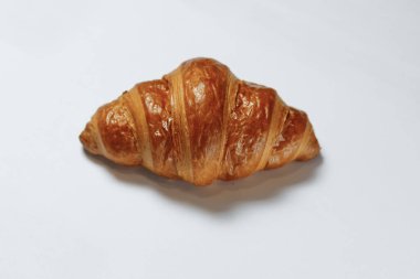 Garson masaya lezzetli bir kruvasan koydu. Müşteri mutlu ve memnun olacak. Lezzetli, tatlı ve lezzetli görünüyor..