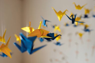 Origami kuşları, Ukrayna bayrağının sarı ve mavi ipleri üzerinde kağıttan yapılmış, silahlı kuvvetlerin desteği.
