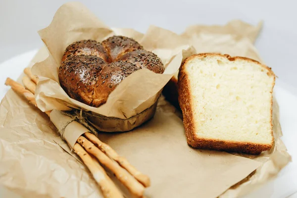 Zdjęciu Dwa Bochenki Chleba Pierwszy Bochenków Jest Opakowaniu Chlebie Drugi — Zdjęcie stockowe