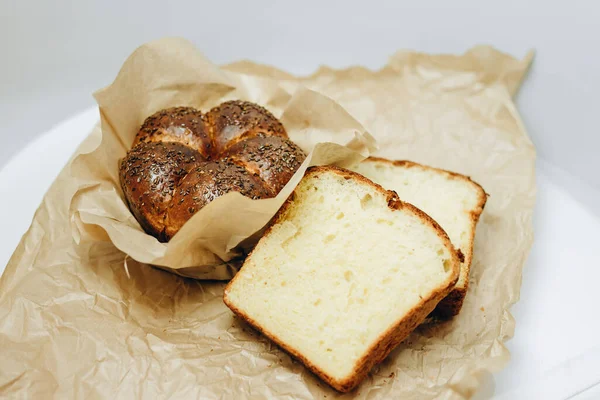 Zdjęciu Trzy Bochenki Chleba Pierwszy Bochenków Jest Opakowaniu Chlebie Drugi — Zdjęcie stockowe