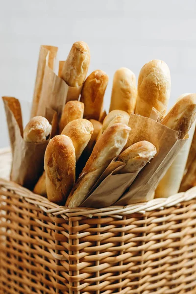 Koszu Chleb Jest Dużo Bagietek Wyglądają Pyszne Smaczne Kilka Bagietek — Zdjęcie stockowe