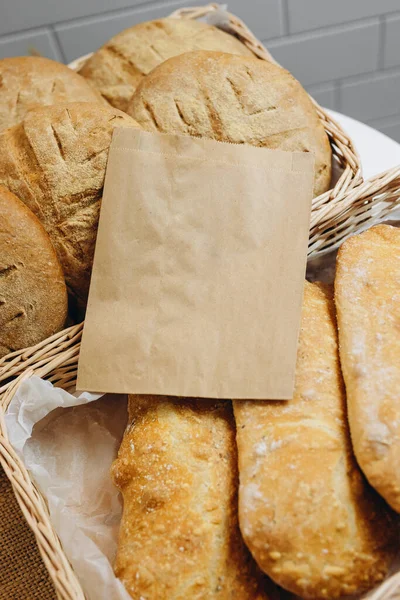 Piekarz Zrobił Dużo Chleba Położył Stole Jedzenie Wygląda Smaczne Pyszne — Zdjęcie stockowe