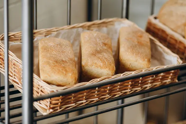 Koszu Trzy Chleby Wyglądają Gotowe Zjedzenia Przez Ludzi Wyglądają Smacznie — Zdjęcie stockowe