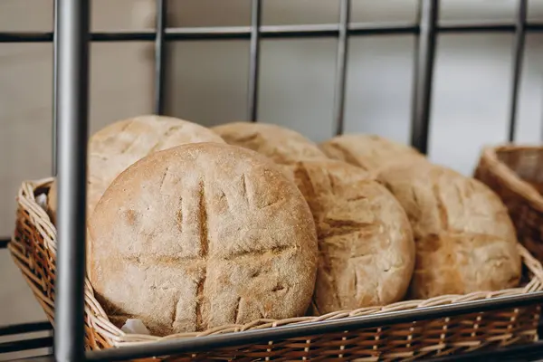 Koszu Chleb Jest Dużo Owalnego Chleba Wyglądają Gotowe Zjedzenia Przez — Zdjęcie stockowe