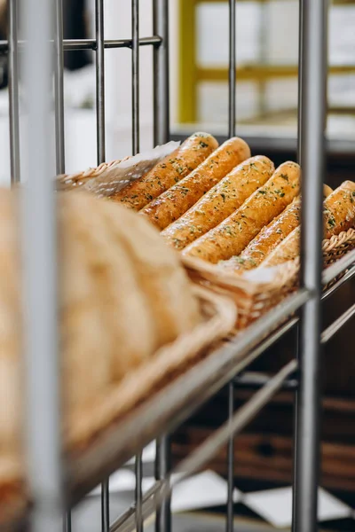 Koszu Chleb Jest Dużo Świeżych Bagietek Chleba Wyglądają Gotowe Zjedzenia — Zdjęcie stockowe