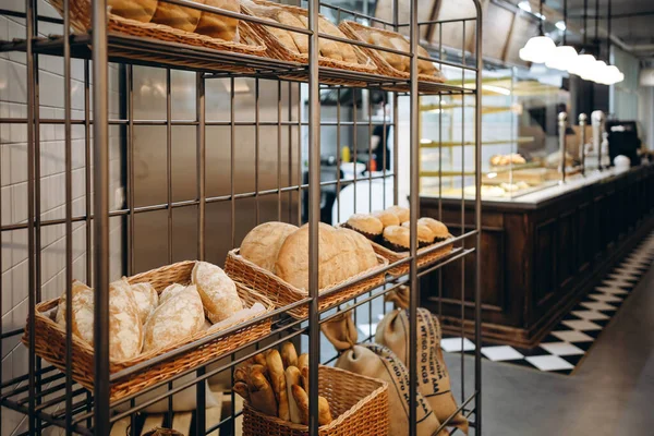 Een Opslag Van Deegproducten Zien Veel Stokbrood Croissants Brood Zien — Stockfoto