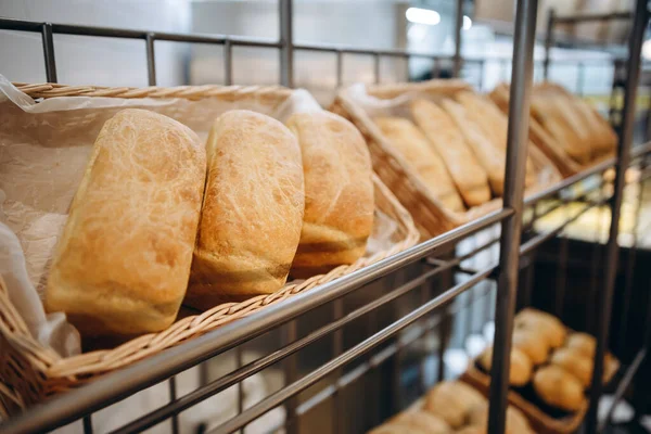 Istnieje Wiele Koszy Chleba Przechowywaniu Kawiarni Wszystko Wygląda Świeżo Zrobione — Zdjęcie stockowe