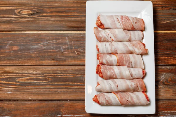 Σεφ Φτιάχνει Μπάρμπεκιου Υπάρχουν Πολλά Ρολά Στο Άσπρο Πιάτο Κρέας — Φωτογραφία Αρχείου