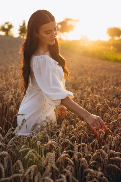 Zajímavá Dívka Natahuje Ruku Pšenici Usmívá Sobě Bílou Košili Vypadá — Stock fotografie