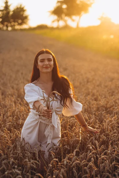 Мила Молода Жінка Тримає Пшеницю Правій Руці Тримаючи Вона Білій — стокове фото