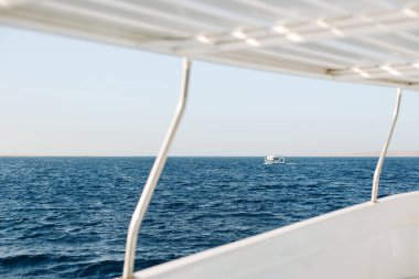 Açık mavi denizde beyaz güzel bir yat.