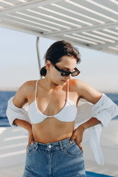 Sexy Girl Boat Somewhere Sea Girl Vacation Hold Hands Sunglasses — Stock Photo, Image