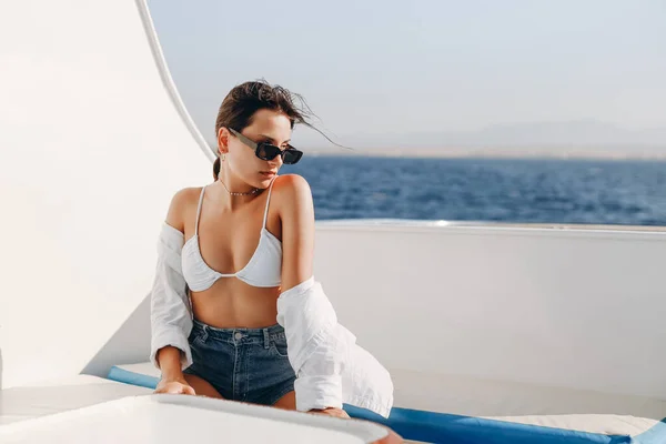 Ragazza Sexy Una Barca Qualche Parte Nel Mare Ragazza Vacanza — Foto Stock