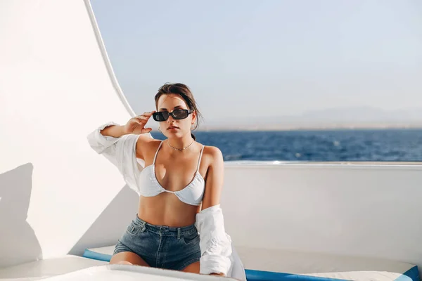 Portret Van Jonge Vrouw Witte Bikini Tropisch Strand Kijkend Naar — Stockfoto