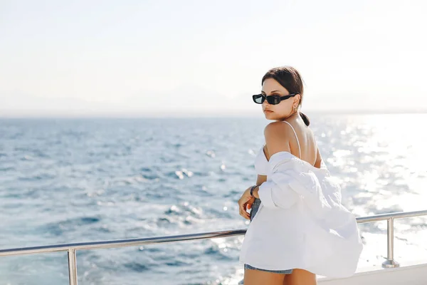 Feliz Jovem Turista Mulher Divertir Enquanto Viaja Com Céu Azul — Fotografia de Stock