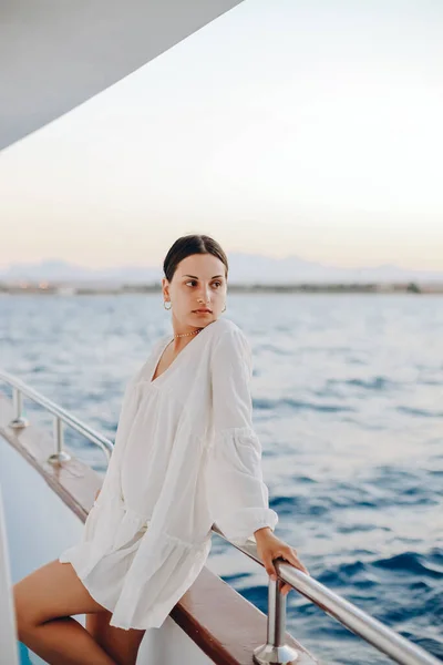 Egy Lány Portréja Fehér Finom Ruhában Hajó Fedélzete Mellett Kék — Stock Fotó