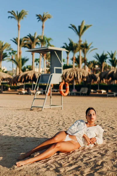 Una Bella Ragazza Sexy Abito Bianco Bikini Trova Sulla Sabbia — Foto Stock