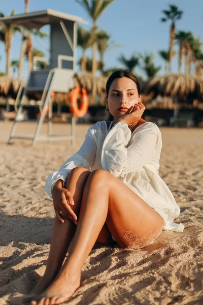 Una Bella Ragazza Sexy Abito Bianco Bikini Siede Sulla Sabbia — Foto Stock