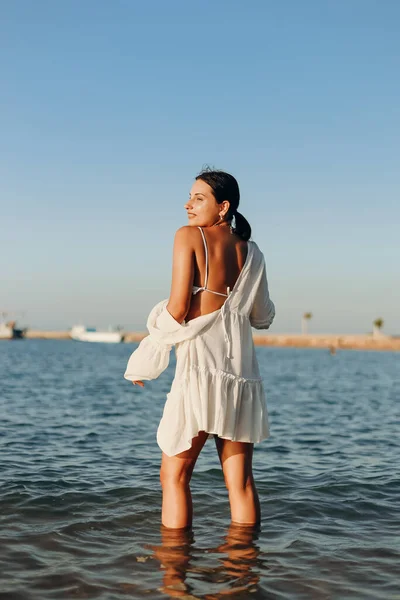 Ein Mädchen Mit Einer Hinreißenden Figur Auf Dem Meer Bei — Stockfoto