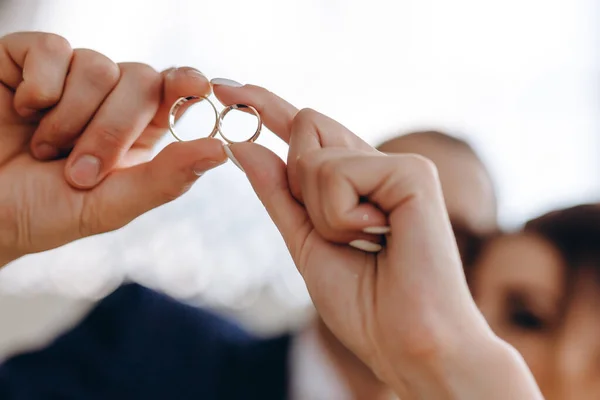 Front View Portrait Couple Showing Golden Engagement Rings Together Selective — Stock Photo, Image