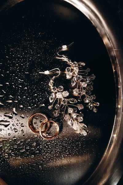 Macro Fotografie Trouwringen Oorbellen Waterdruppels Verlovingsringen Symboliseren Liefde Met Gouden — Stockfoto