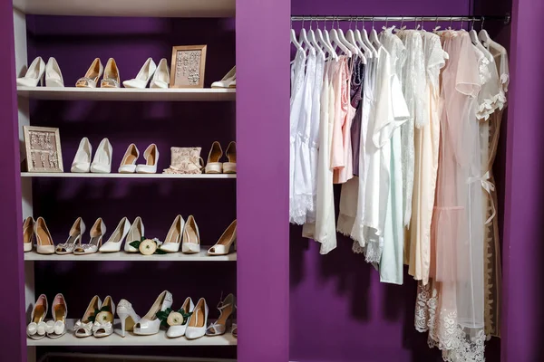 Стильне Весільне Взуття Полицях Весільні Півні Сукні Вішалках Магазині Фіолетовому — стокове фото