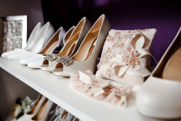 Стильне Весільне Взуття Діамантами Деталями Нареченої Полиці Магазині Фіолетовому Фоні — стокове фото