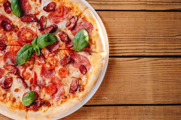 Possiamo Vedere Una Pizza Formaggio Fronte Noi Sul Tavolo Sono Foto Stock