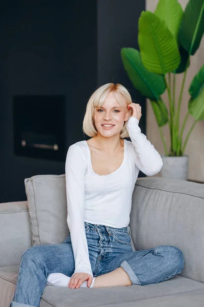 Beautiful Blonde Girl Sitting Couch Looking Camera — Stock Photo, Image