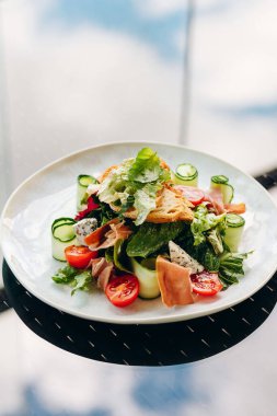 Mavi salata, prosciutto, arkaplanda baharatlı sos. Sağlıklı beslenme.