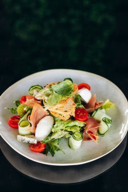 Mavi salata, prosciutto, arkaplanda baharatlı sos. Sağlıklı beslenme.