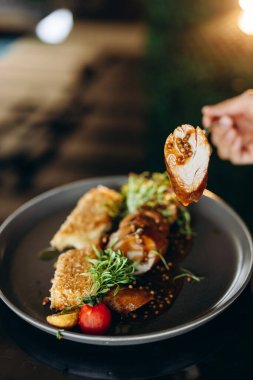 Kızartma makinesinde kızartılmış peynirli sosta pişirilmiş tavuk..