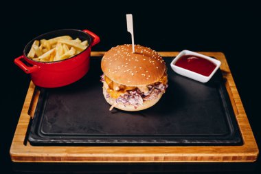 Lezzetli hamburger, patates kızartması, kızarmış köfte, peynir..