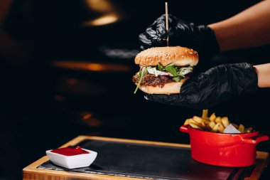 Biftek Yumurtası ve Pastırma Burger Restoranda servis edildi. Amerikan yemeği. Tahta Masada Lezzetli Gurme.