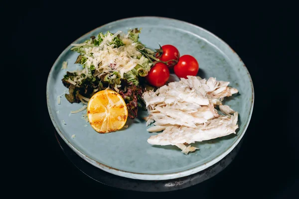Tuzda pişmiş balık. Marul ve limonla süslenmiş. Restoran konsepti.
