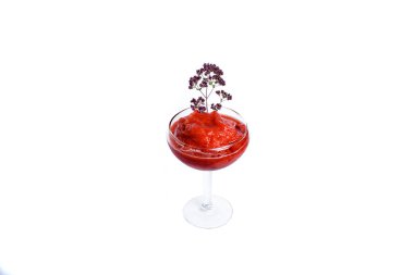 Siyah arka planda kırmızı kokteyl. Çiçekler ve şerbetle.