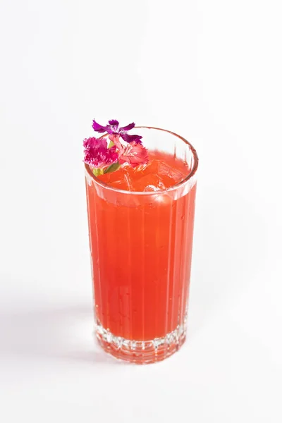 Cocktail Baga Vermelha Copo Profundo Decorado Com Uma Flor Gelo — Fotografia de Stock
