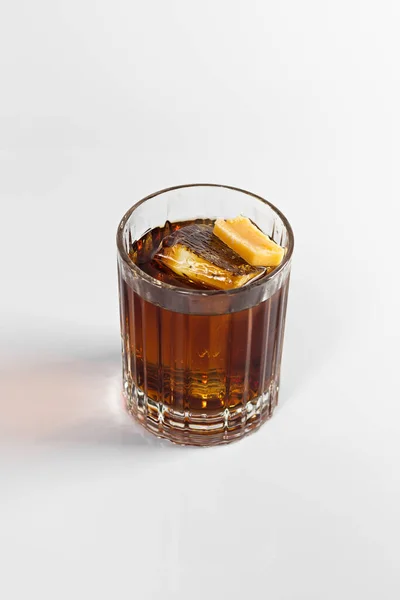 Whisky Och Cola Cocktail Dekorerad Med Stor Iskub Och Karamell — Stockfoto